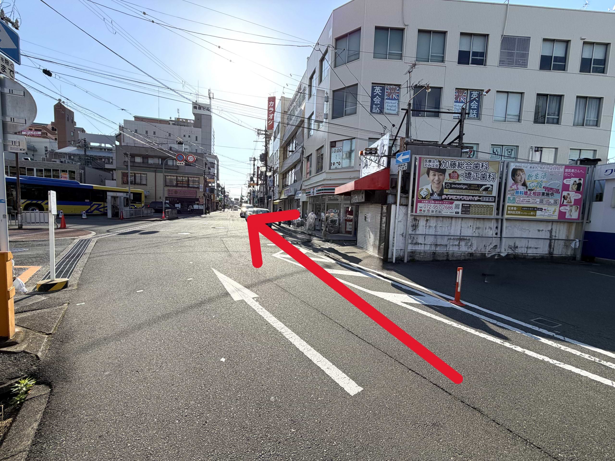 竹内街道を西へ100ｍほど直進します