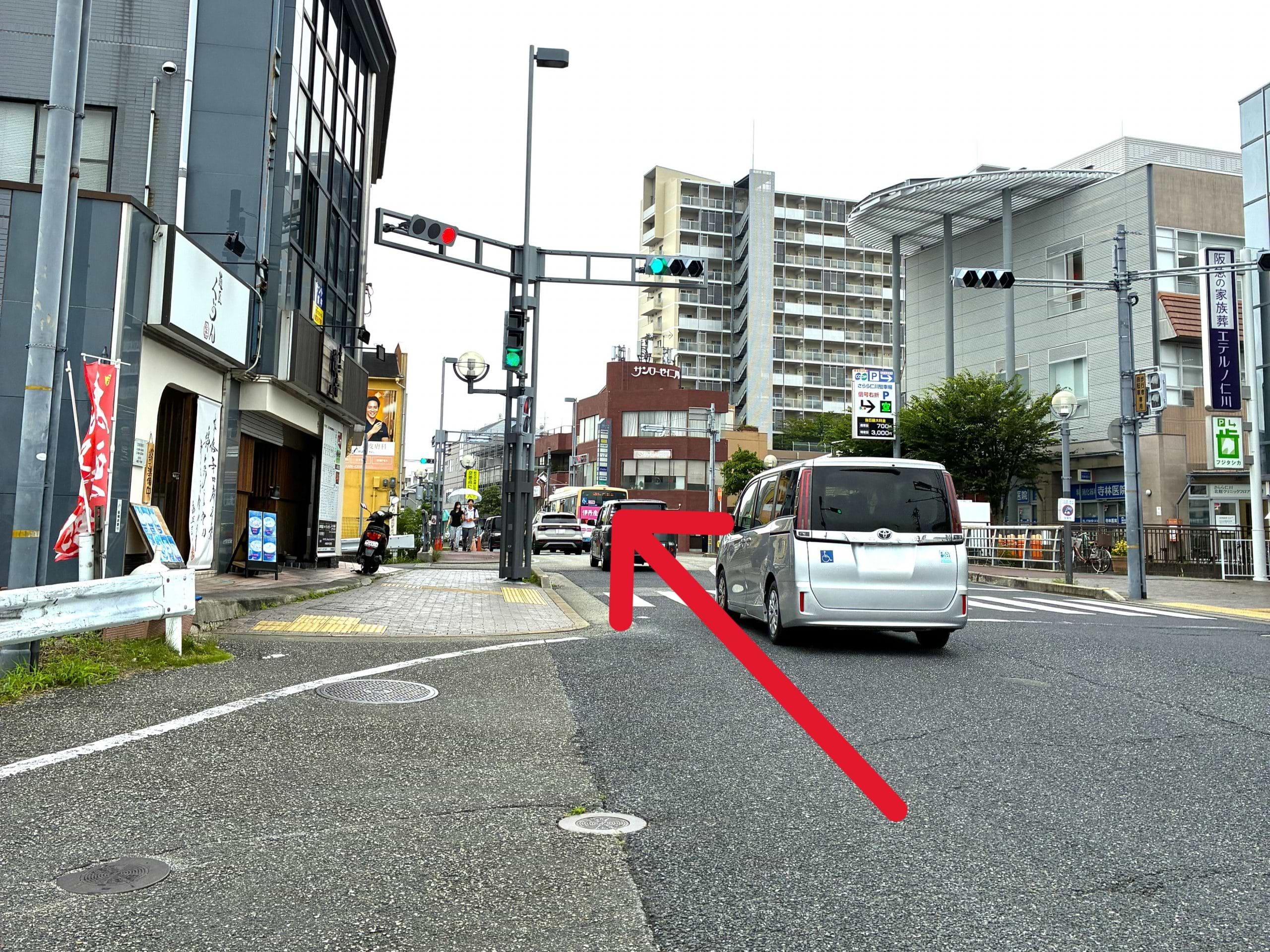 国道377号線沿いを仁川駅方面へ進み、阪神競馬場を通過し、登坂が終わる信号を越えてすぐ左手に当店がございます
