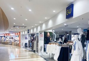 GUが見えましたら、左手に当店がございます。