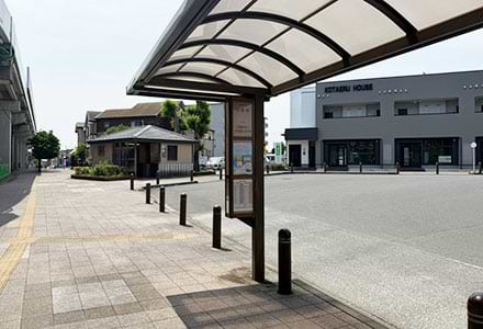 朝日バスに乗車し、「六道」停留所で下車します（JR上尾駅東口方面から2つ目の停留所です）。