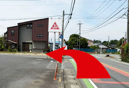 左手に見える「ヘアーカット専門店エスワンカット」様の看板を目印に左折します。