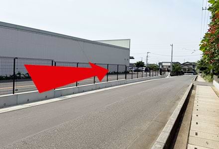 施設の歩道入口が見えてきますので、そのまま道なりにお進みください。