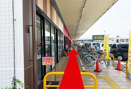 左手に「生鮮市場TOP」様を見ながら奥へ進みます。