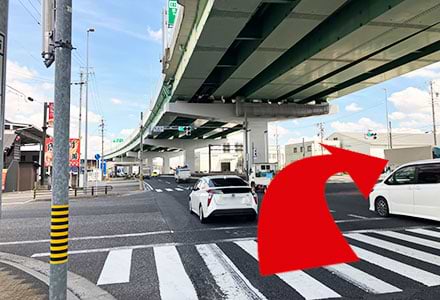 名古屋方面からお越しの場合、国道22号線「伝法寺」交差点を右折します。