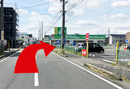 ジップドラッグさんの手前の十字路を右折します。