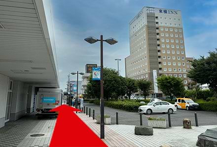 南口を出たら、東横イン様のある東方向へ進みます。