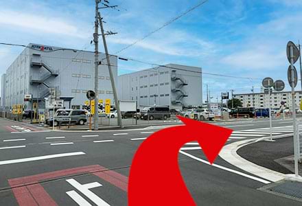 タイムズパーキング様のある交差点を右折します。