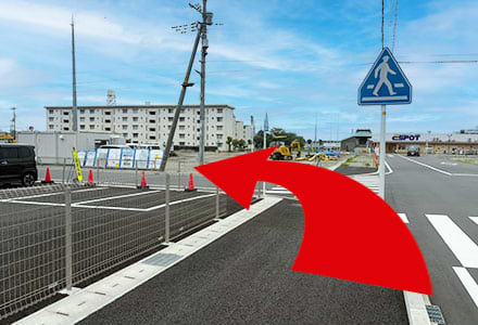 東横イン様の駐車場を過ぎたら左折します。