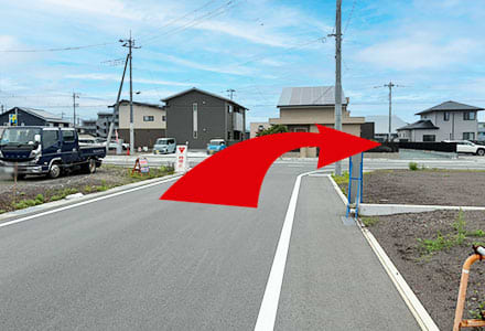 突き当たりのT字路を右折します。