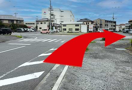 突き当たりのT字路を右折します。