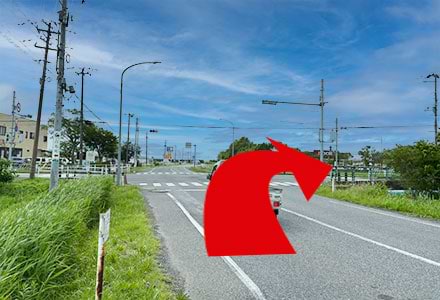 左手に居酒屋が見える交差点を右折します。