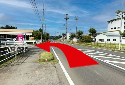 少し進むと左手にイオンタウン金成店の入口がございますので、そちらから駐車場へお入りください。