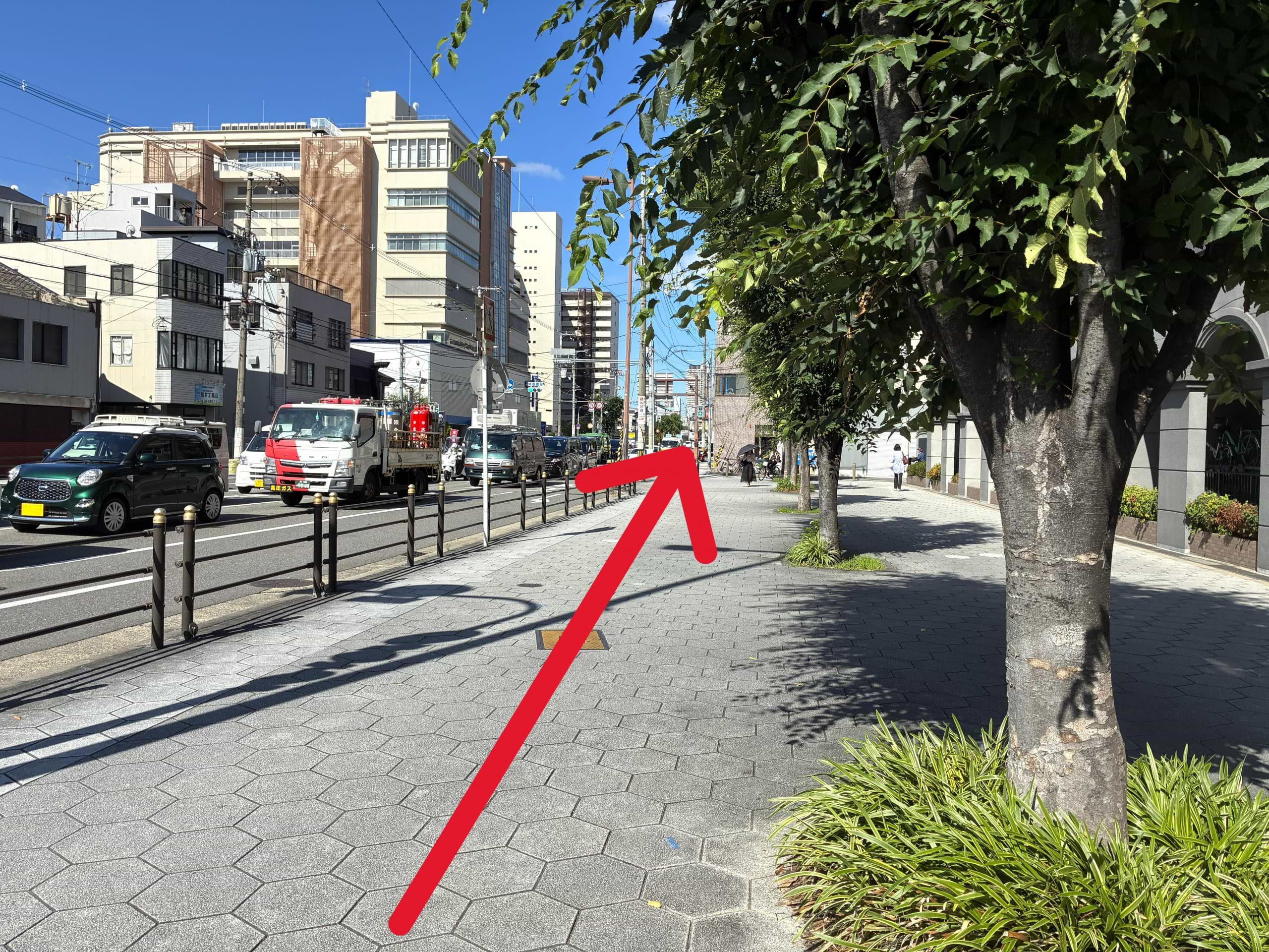 街路樹に沿って、千日前通を200ｍほど直進します