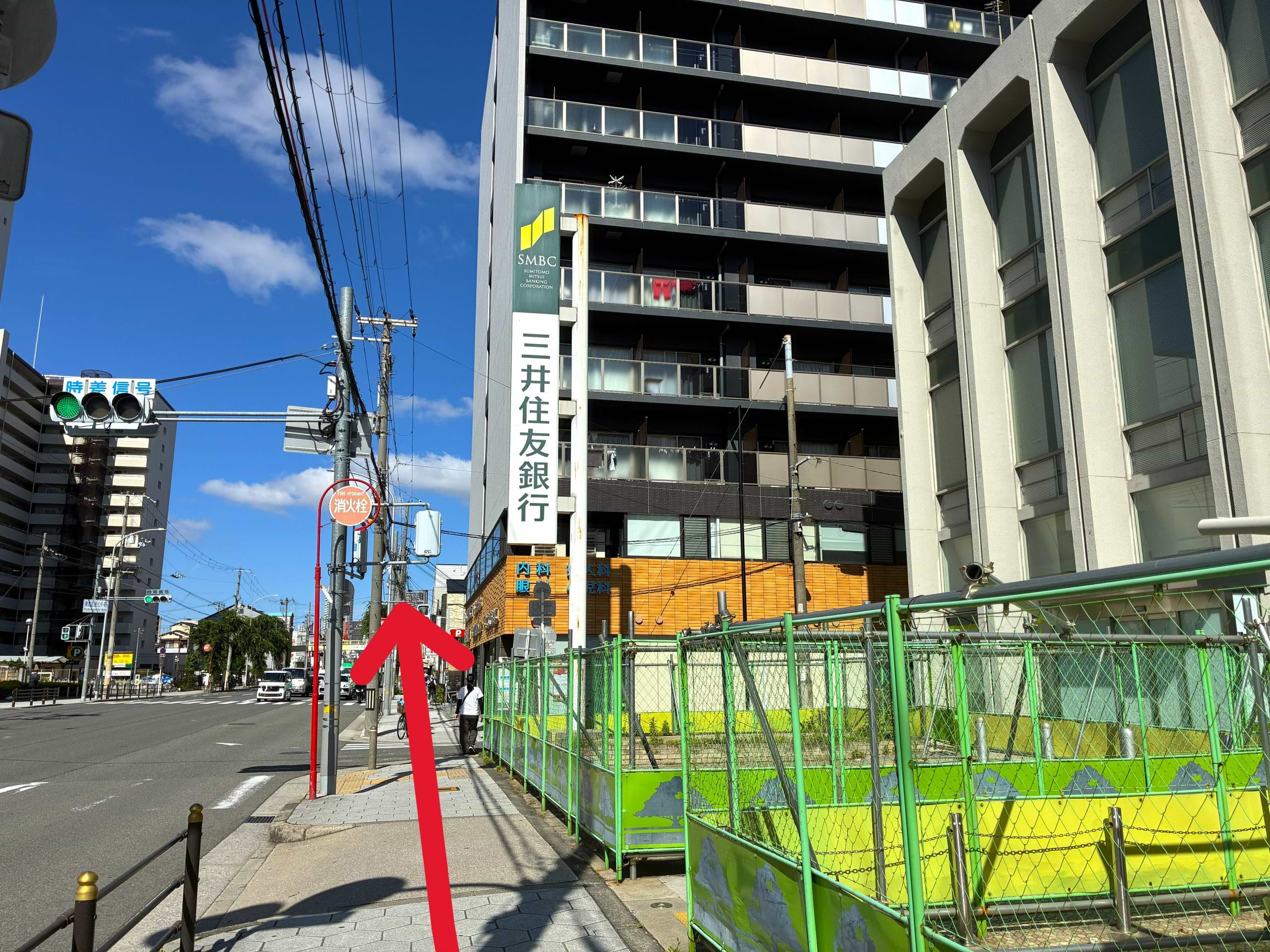 三井住友銀行の看板が見えてきたら、間もなく到着いたします