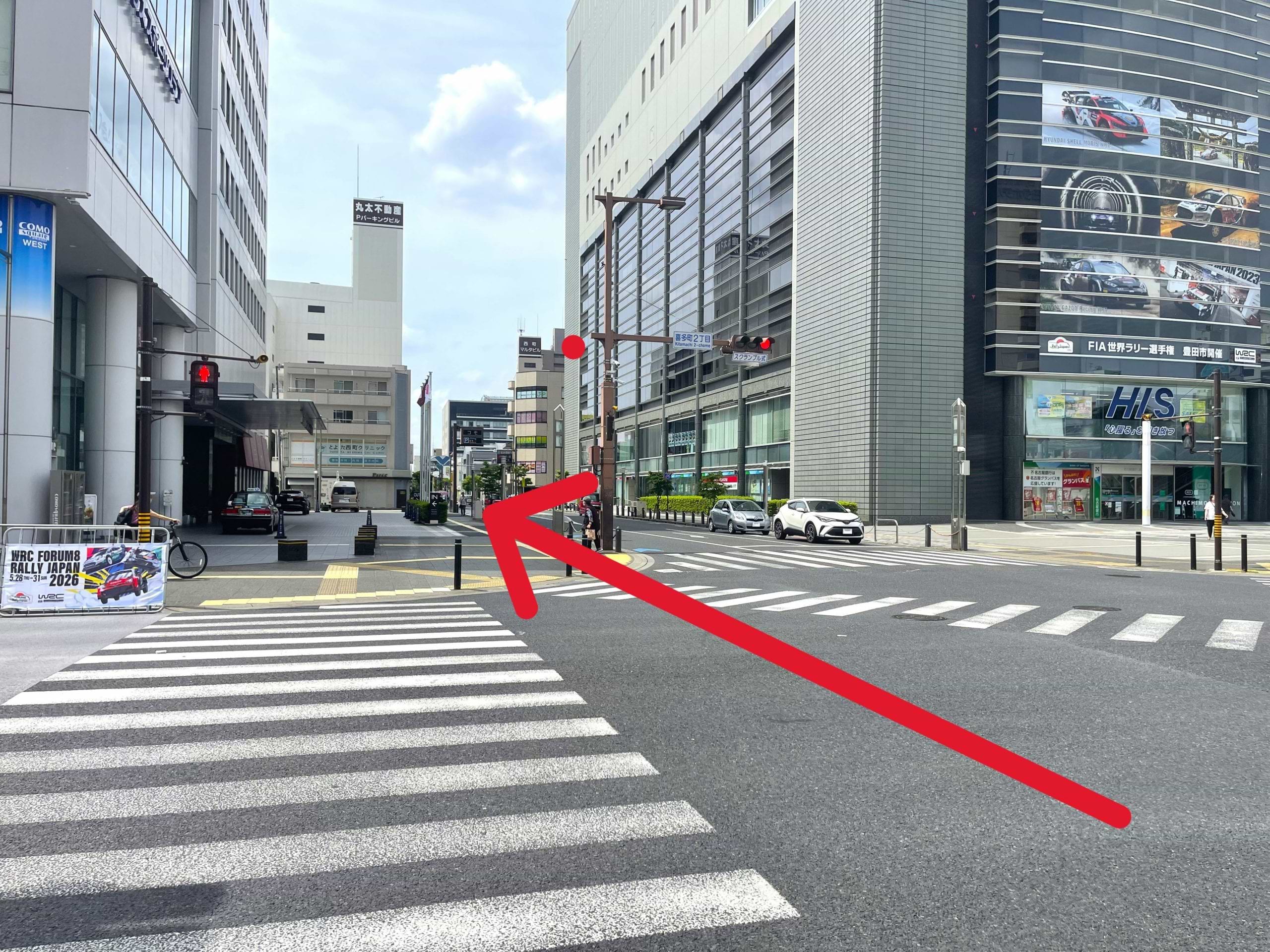 喜多町2丁目のスクランブル交差点を、左斜め前方向へ横断します