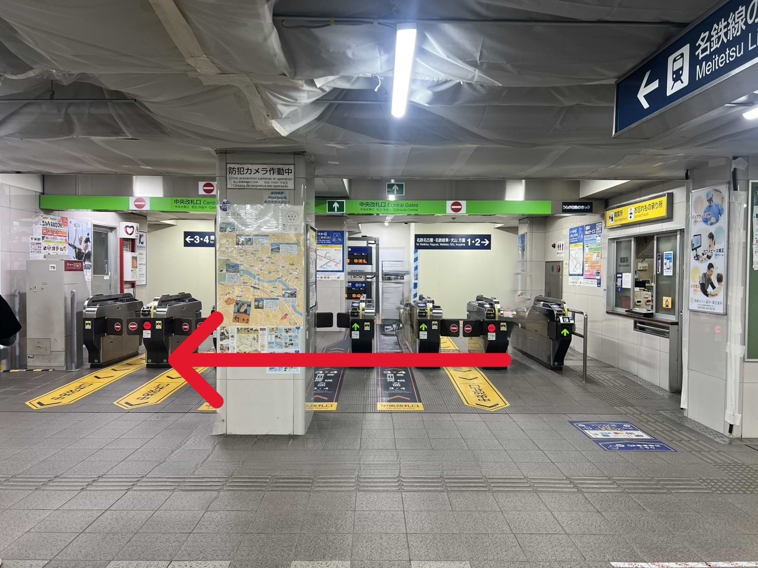 駅中央改札を背にして、右手に進みます