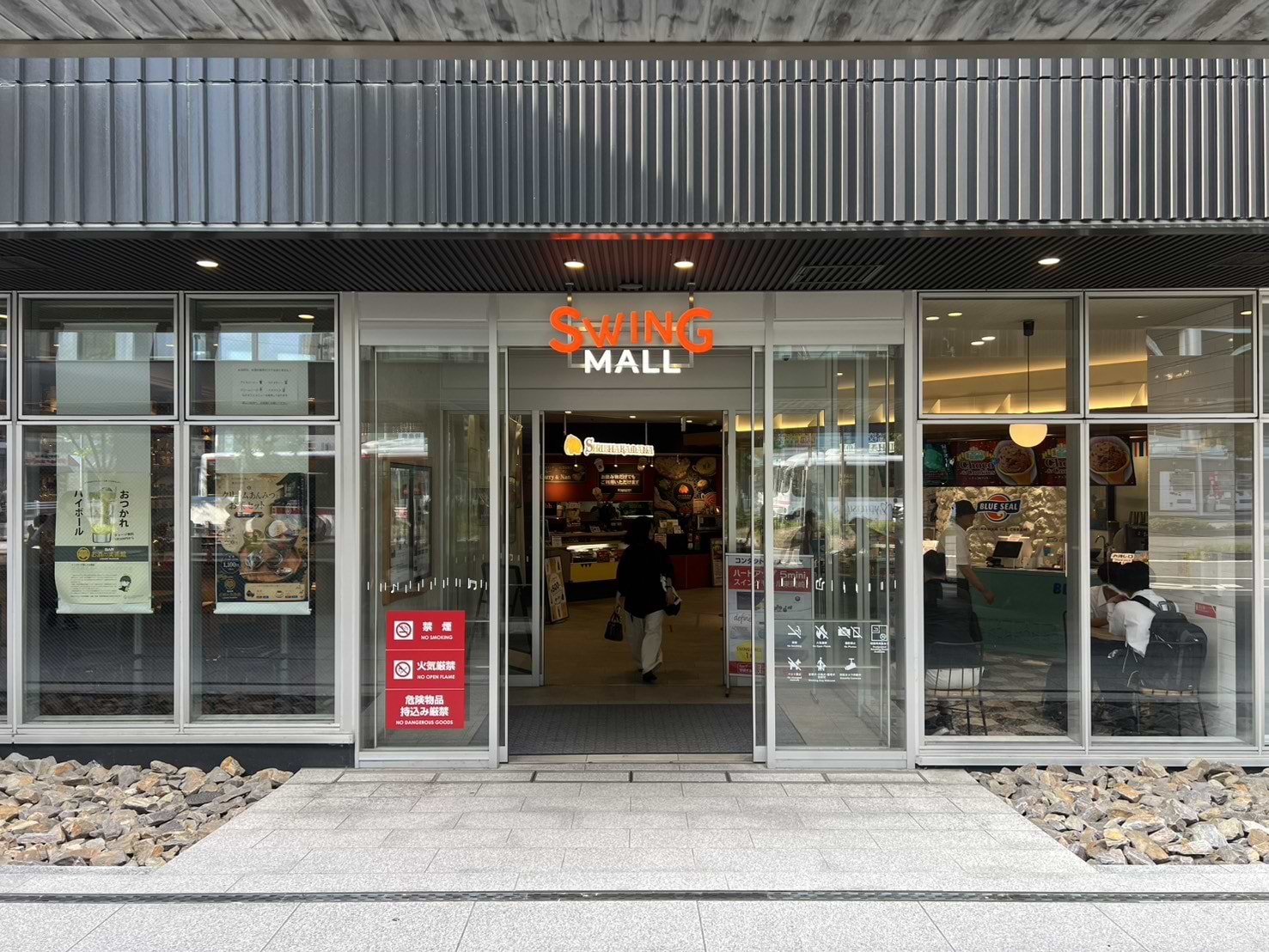 SWING MALLの店内へ入り、すぐ右手に進みます