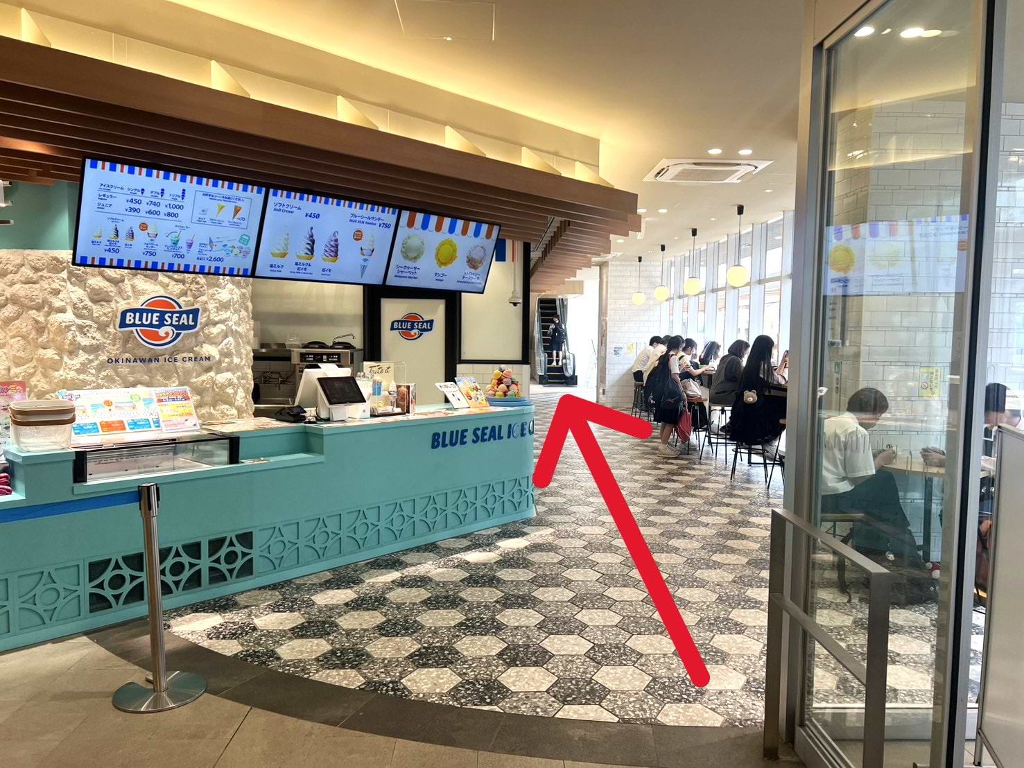 奥のエスカレーター方面へ進みます