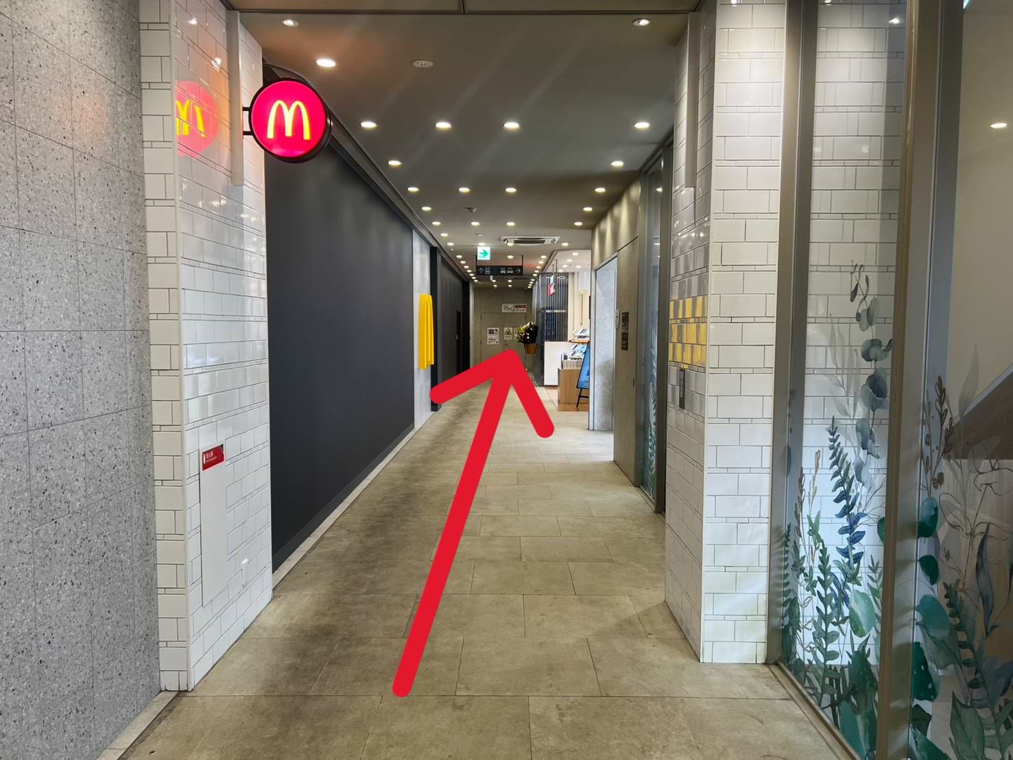 さらに突き当りまで進むと、右手に当店がございます