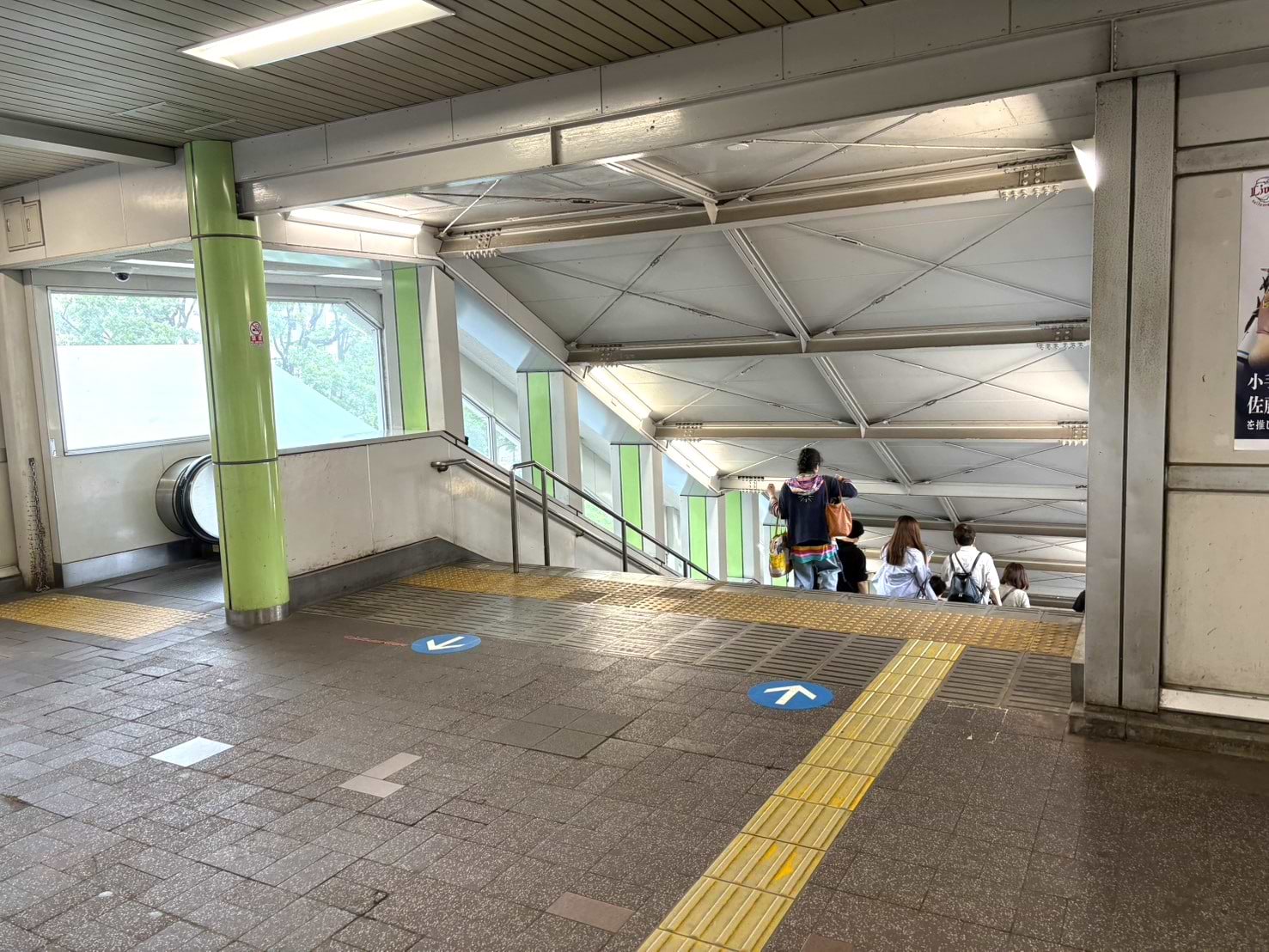 階段を下ります