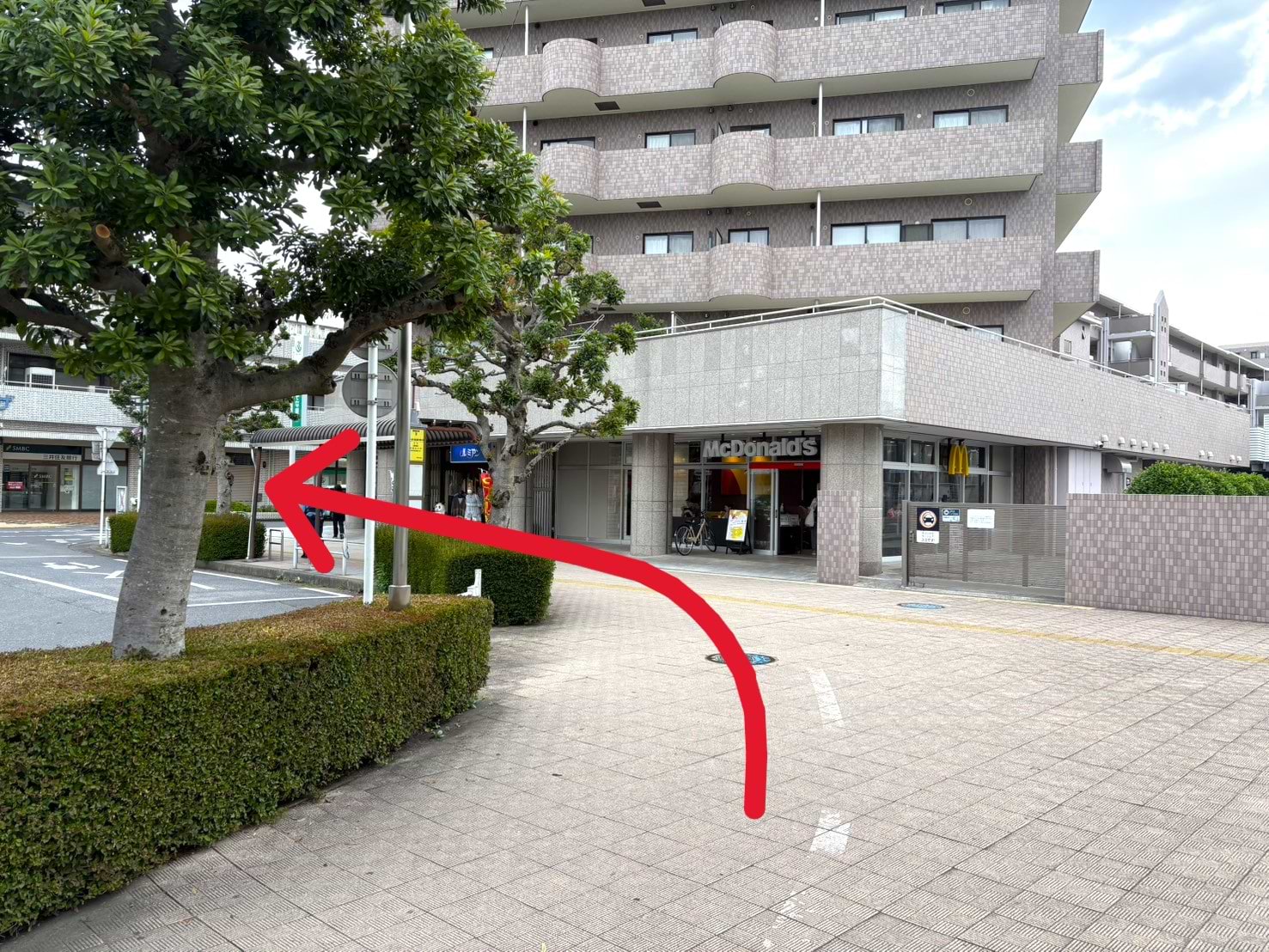 ロータリーを右回りに進み、マクドナルド 小手指駅南口店さんを右手に通過し、横断歩道を渡ると、正面に当店がございます