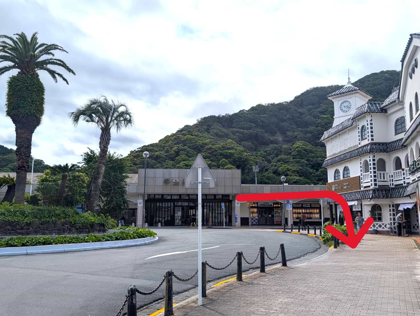 駅前ロータリーを出て、寝姿山の下田ロープウェイ方面へ進みます