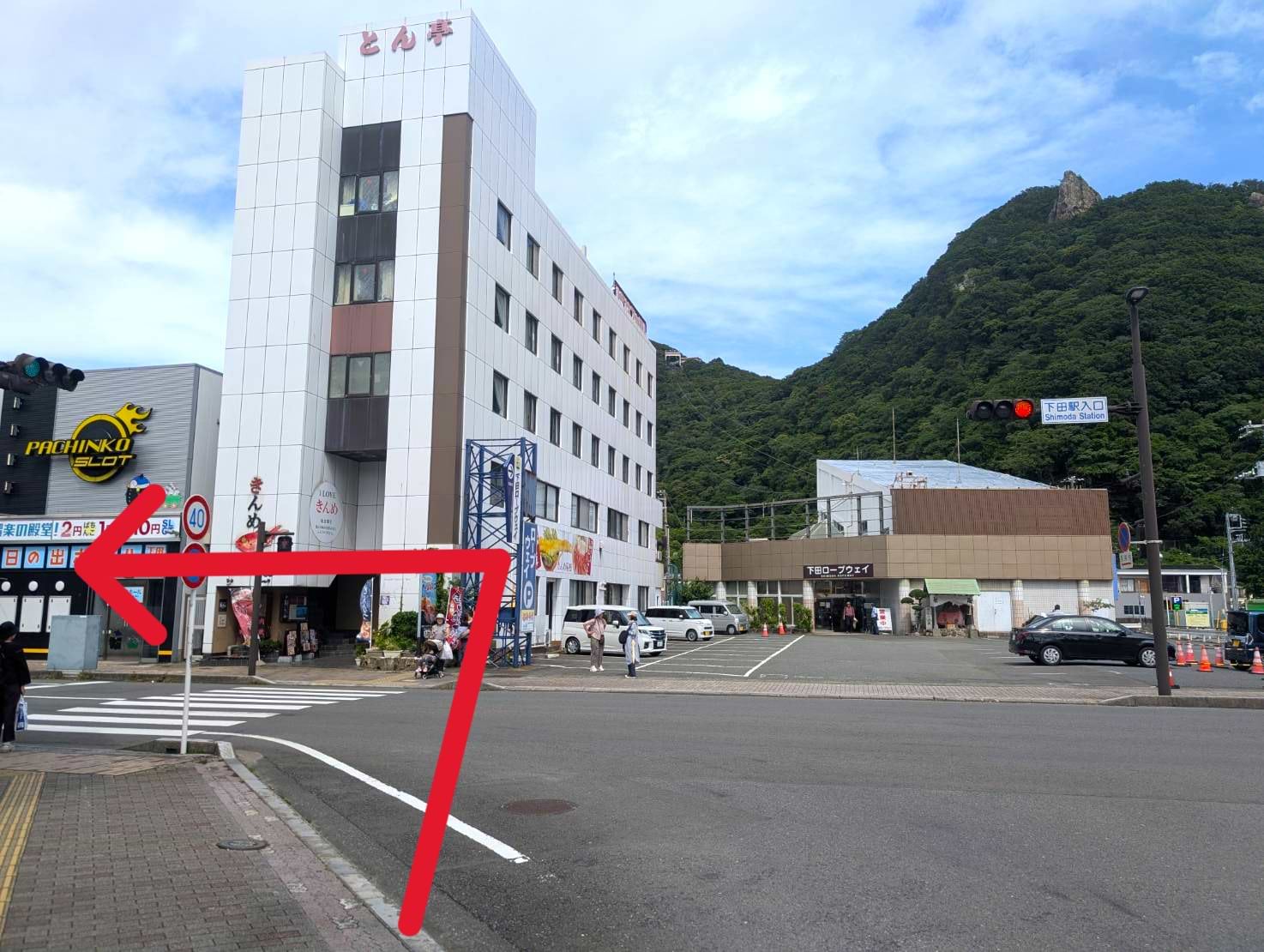 下田駅入口交差点を渡って左折し、国道414号線を500ｍほど直進します