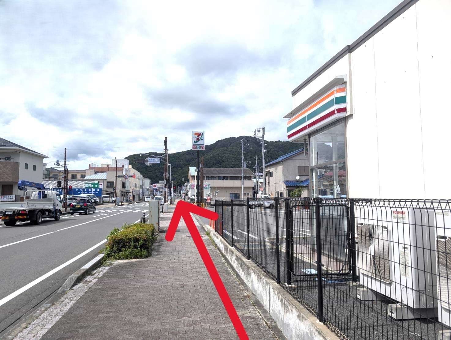 セブンイレブン下田東本郷店を右手に通過します