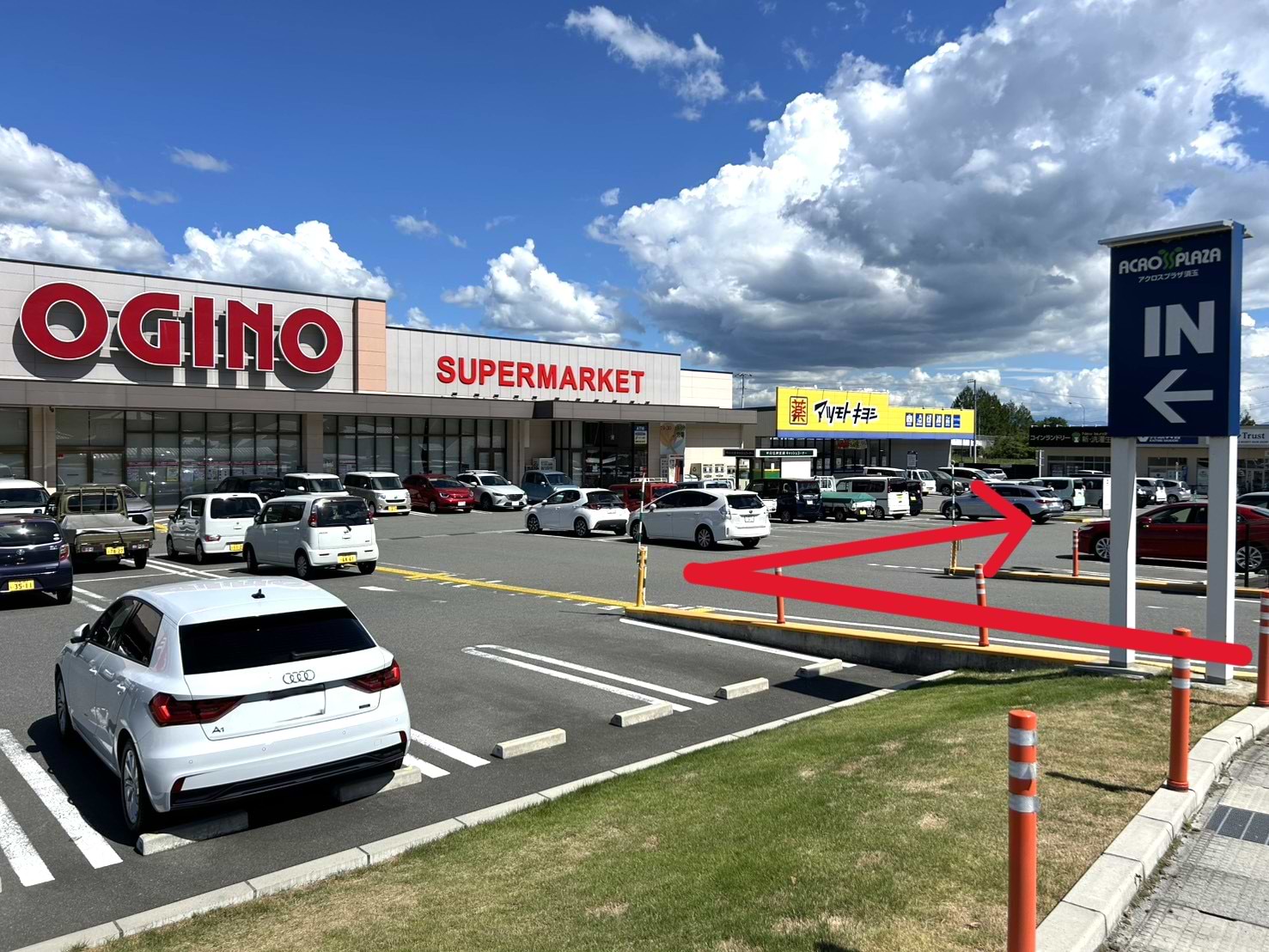 【駐車場の正面入口】<br>オギノ 須玉店に近い入口でございます。こちらからお入りいただいた場合は、右方向に進んでください。
