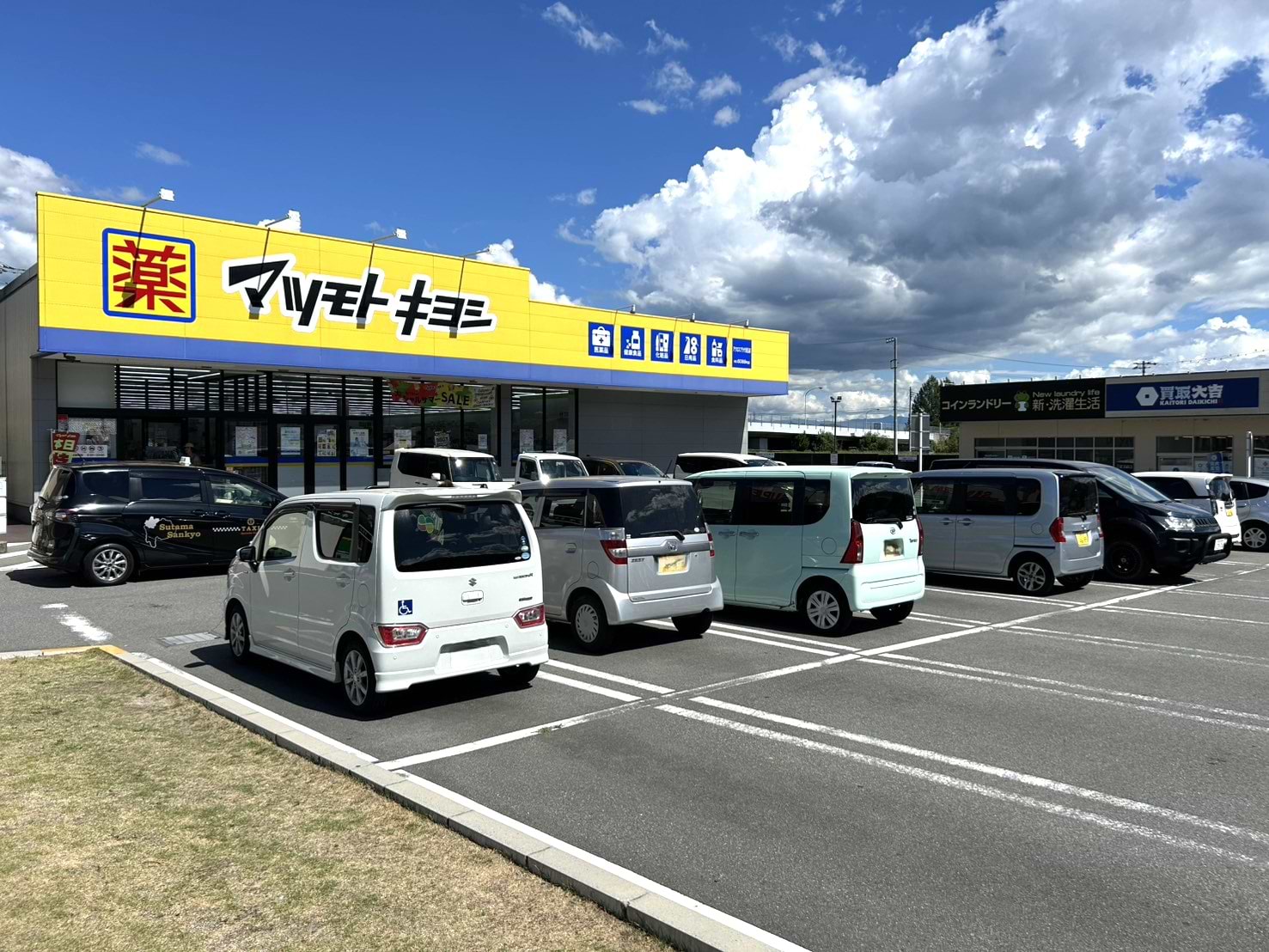 マツモトキヨシ アクロスプラザ須玉店を正面にして、右手の別棟に当店がございます。