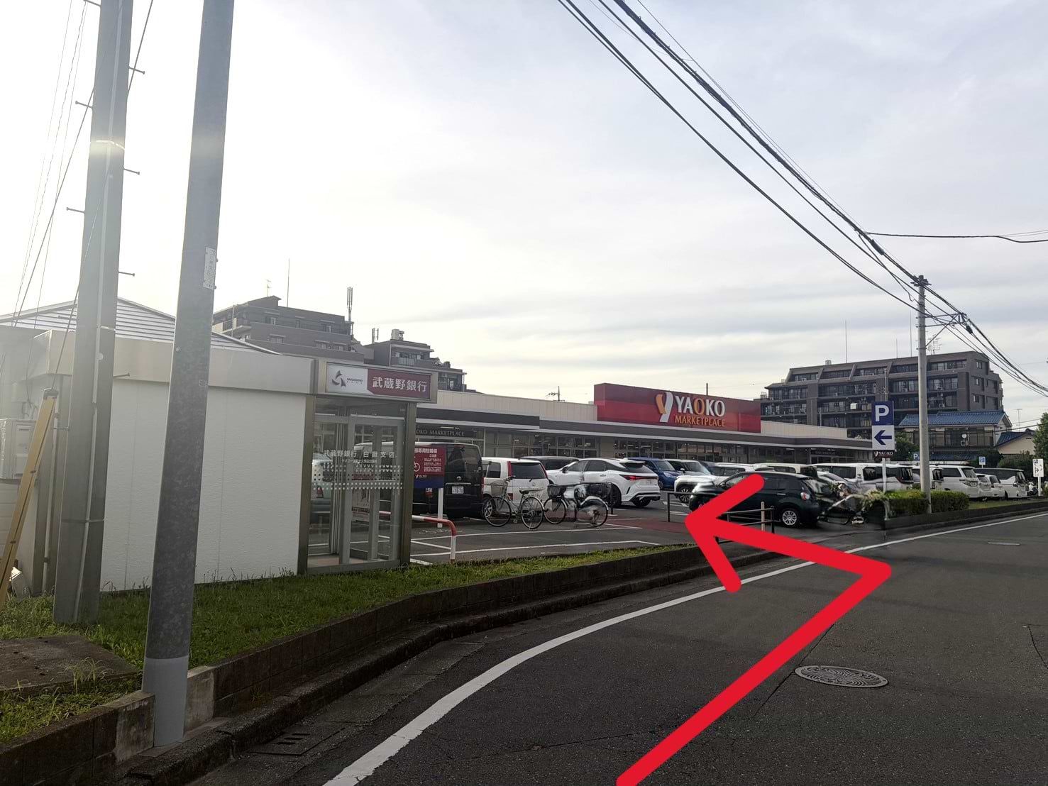 ヤオコー浦和大久保店敷地内、武蔵野銀行ATMとなりに当店がございます
