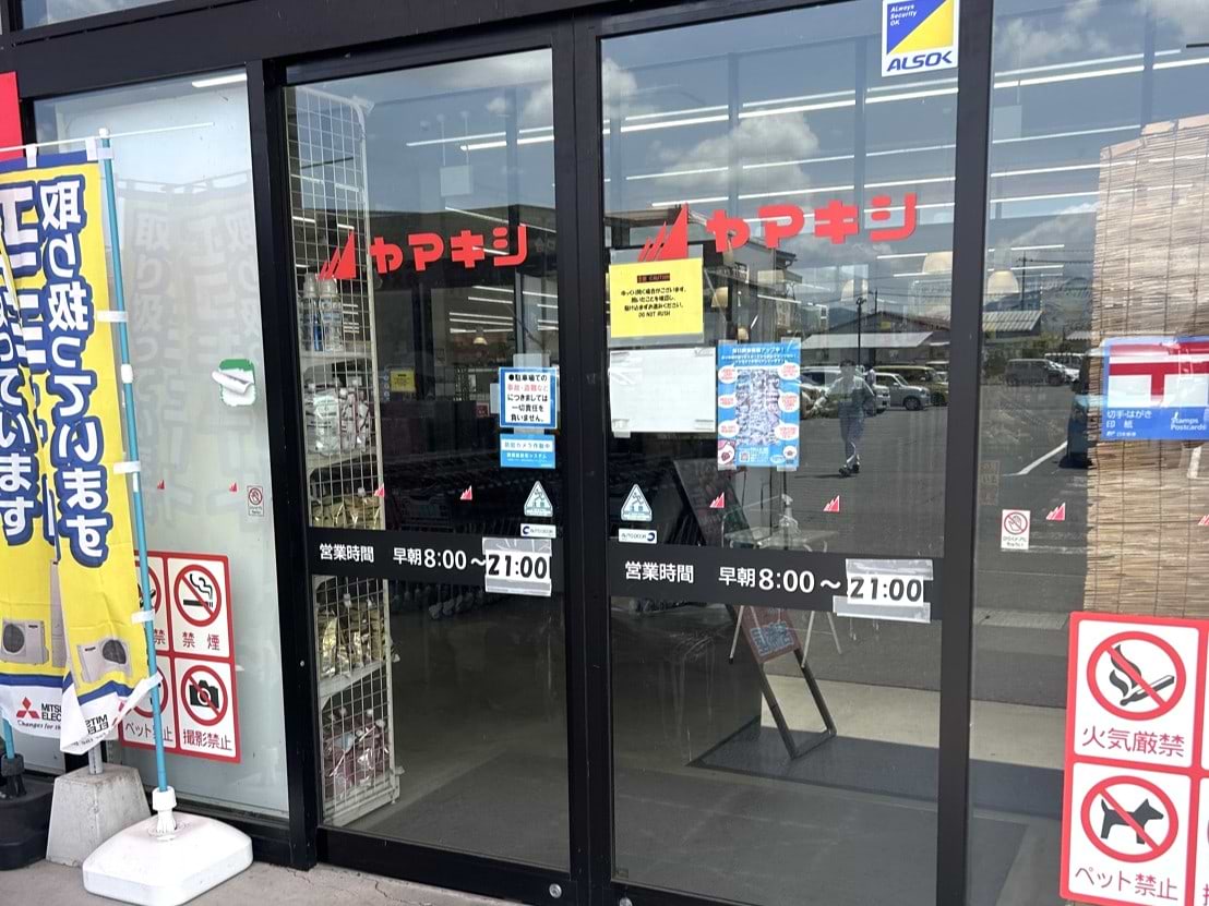 こちらより店内へ進みます