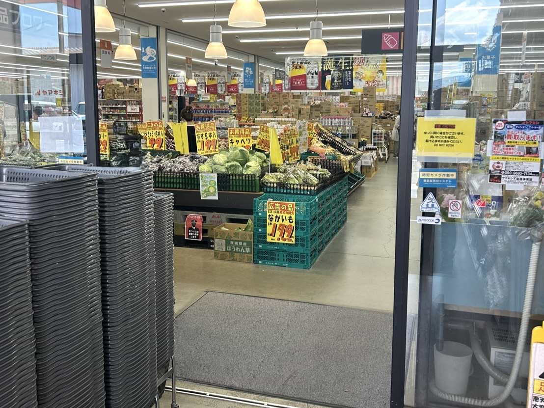 風除室を抜けて右に曲がりますと、当店がございます