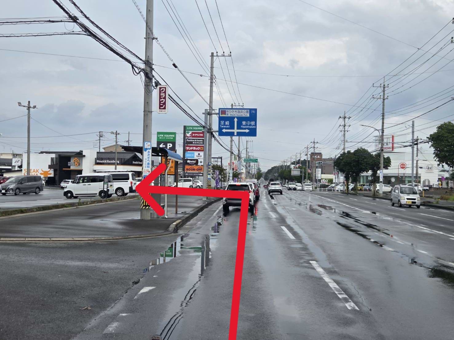 左手にリンクスクエア馬渡（ヨークベニマル馬渡店）の看板が見えたら左折します