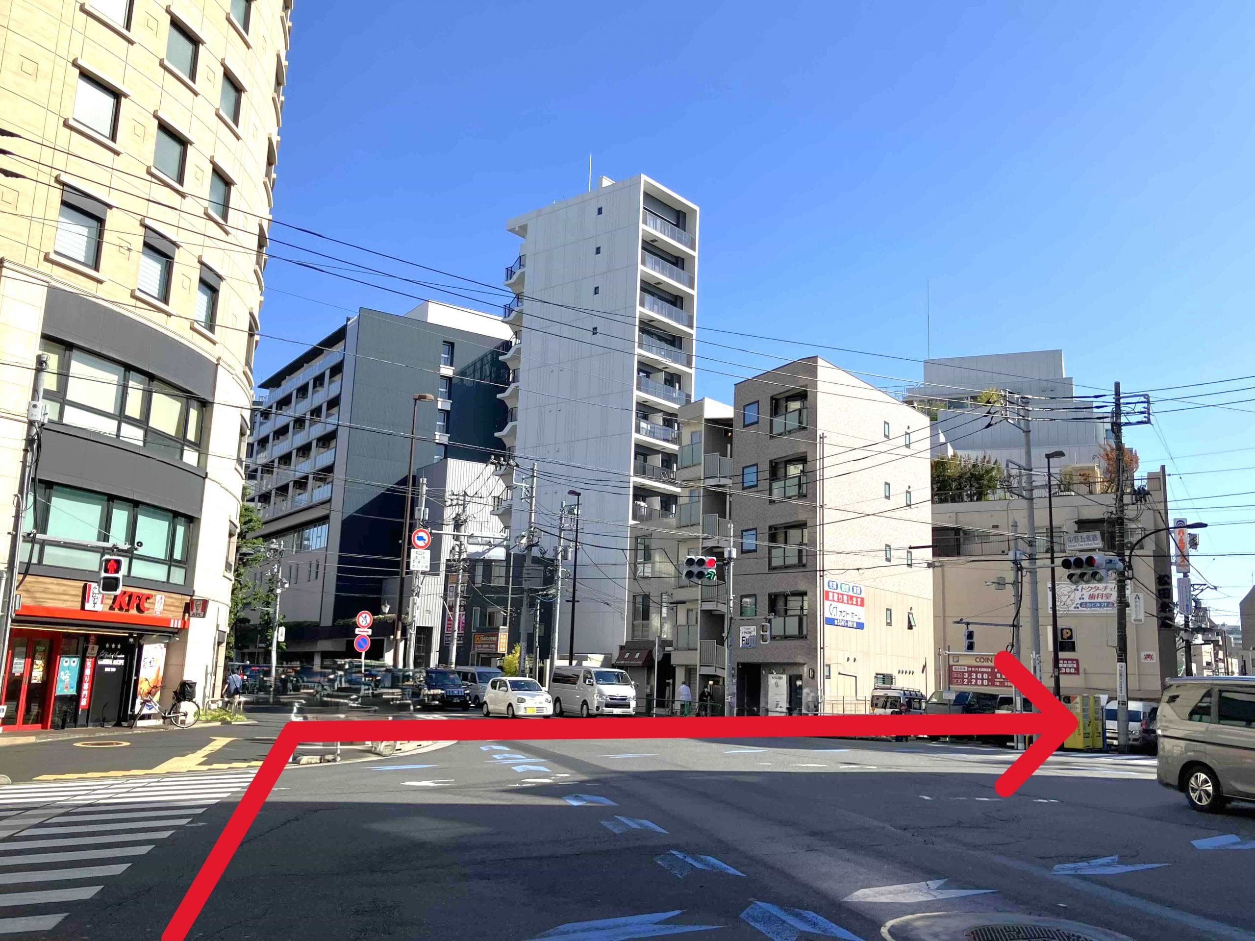 中野五差路に突き当たりましたら、コインパーク中野五差路を目印に横断歩道を渡り、右手の大久保通りに入ります