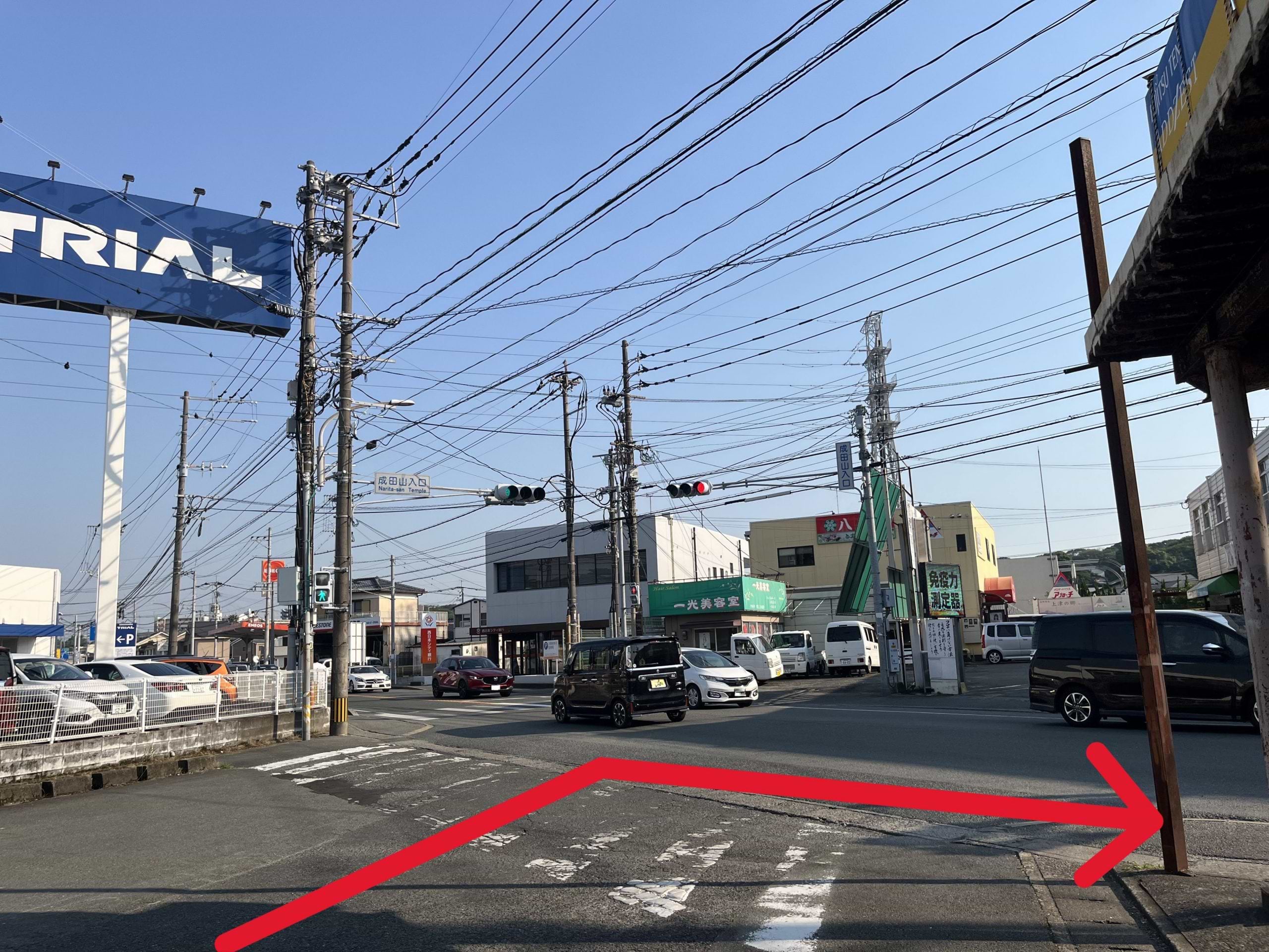 『成田山入口』交差点を、向かい側へは渡らず右折します（左手スーパーセンタートライアル久留米上津店）