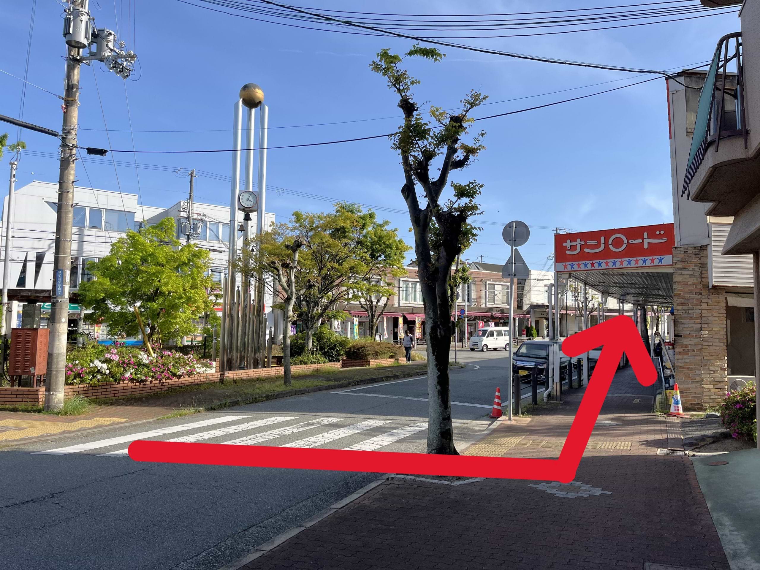 横断歩道を渡ると、サンロード商店街のアーケードが見えますので直進します