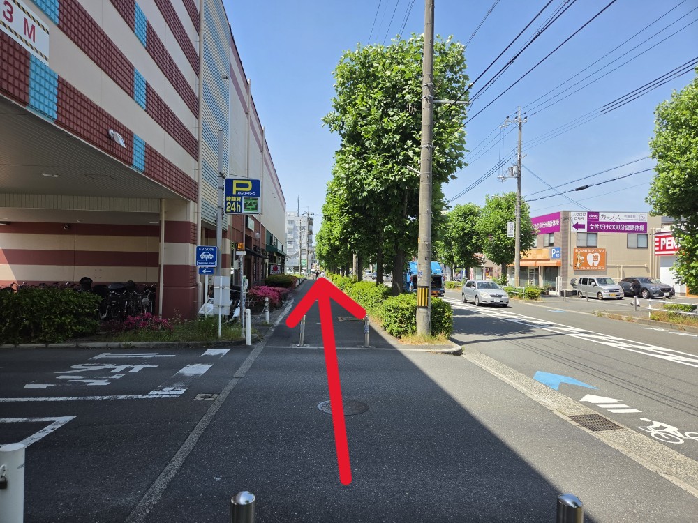 イズミヤショッピングセンター千里丘店様出入口を背に左へ出て、そのまま直進していただくと1つ目の交差点の左手角に当店がございます