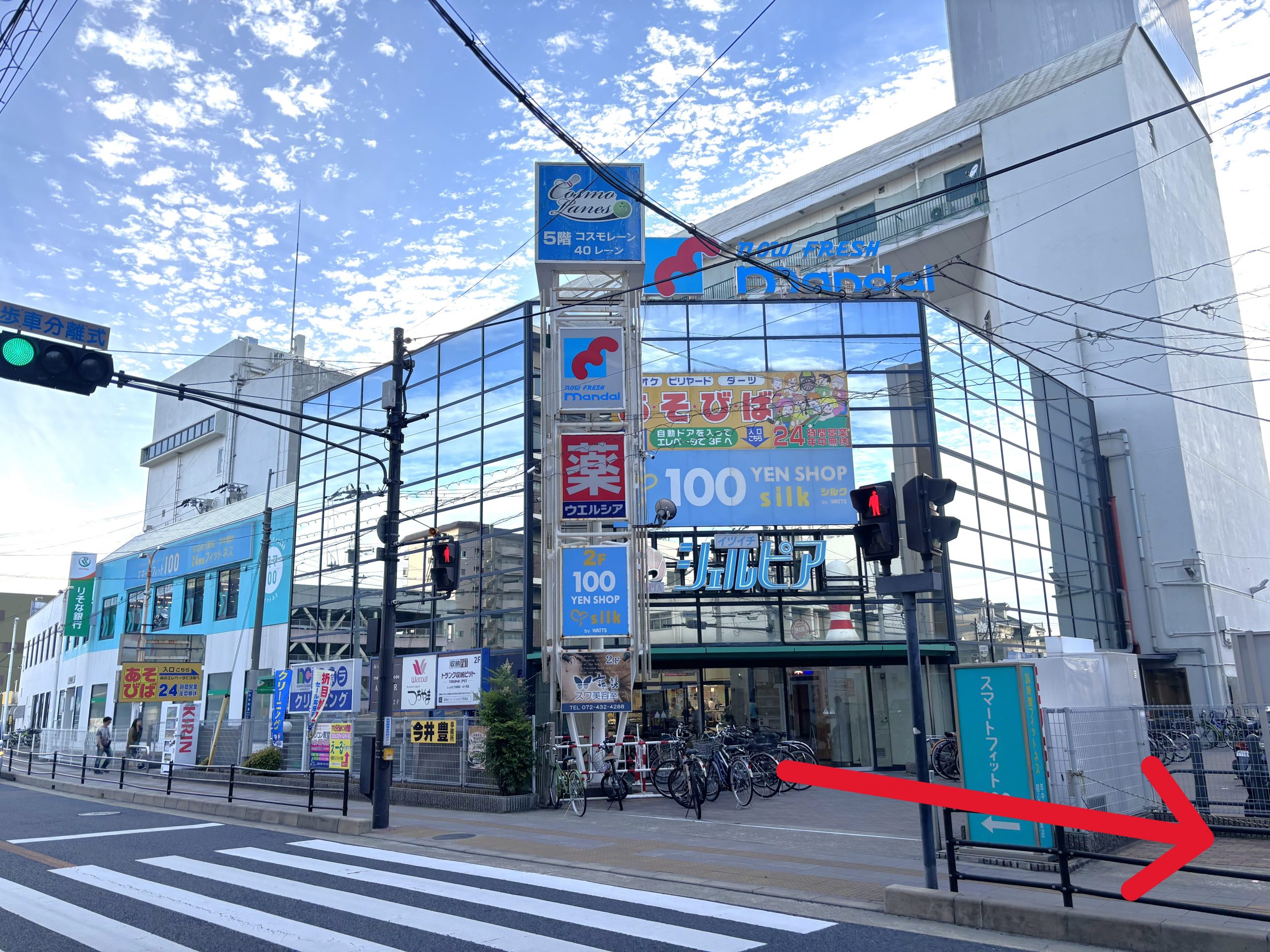 万代 貝塚店を左へ出て、南海貝塚駅に向かいます