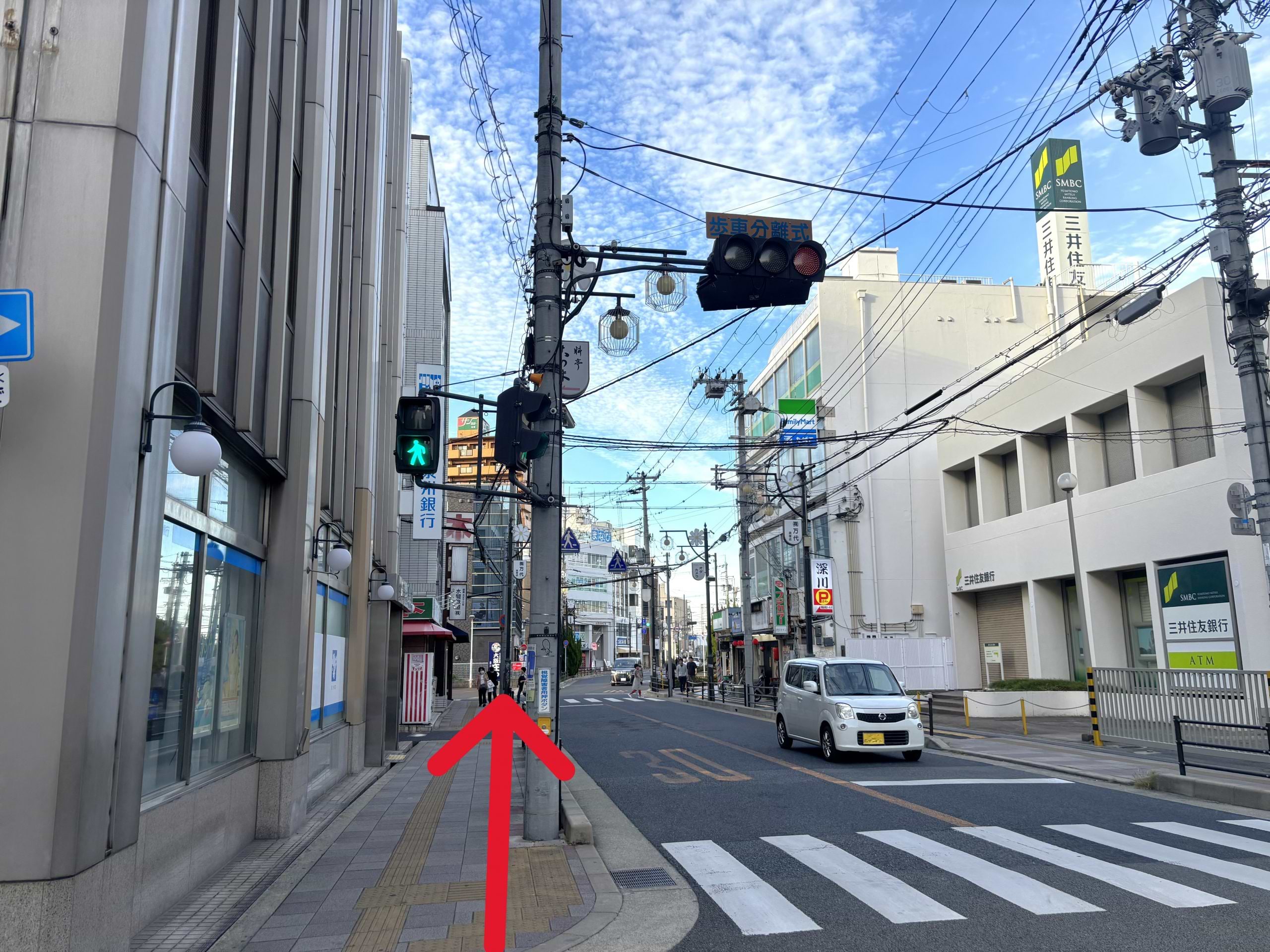 三井住友銀行 貝塚支店とファミリーマート 貝塚駅前店を右手に直進します
