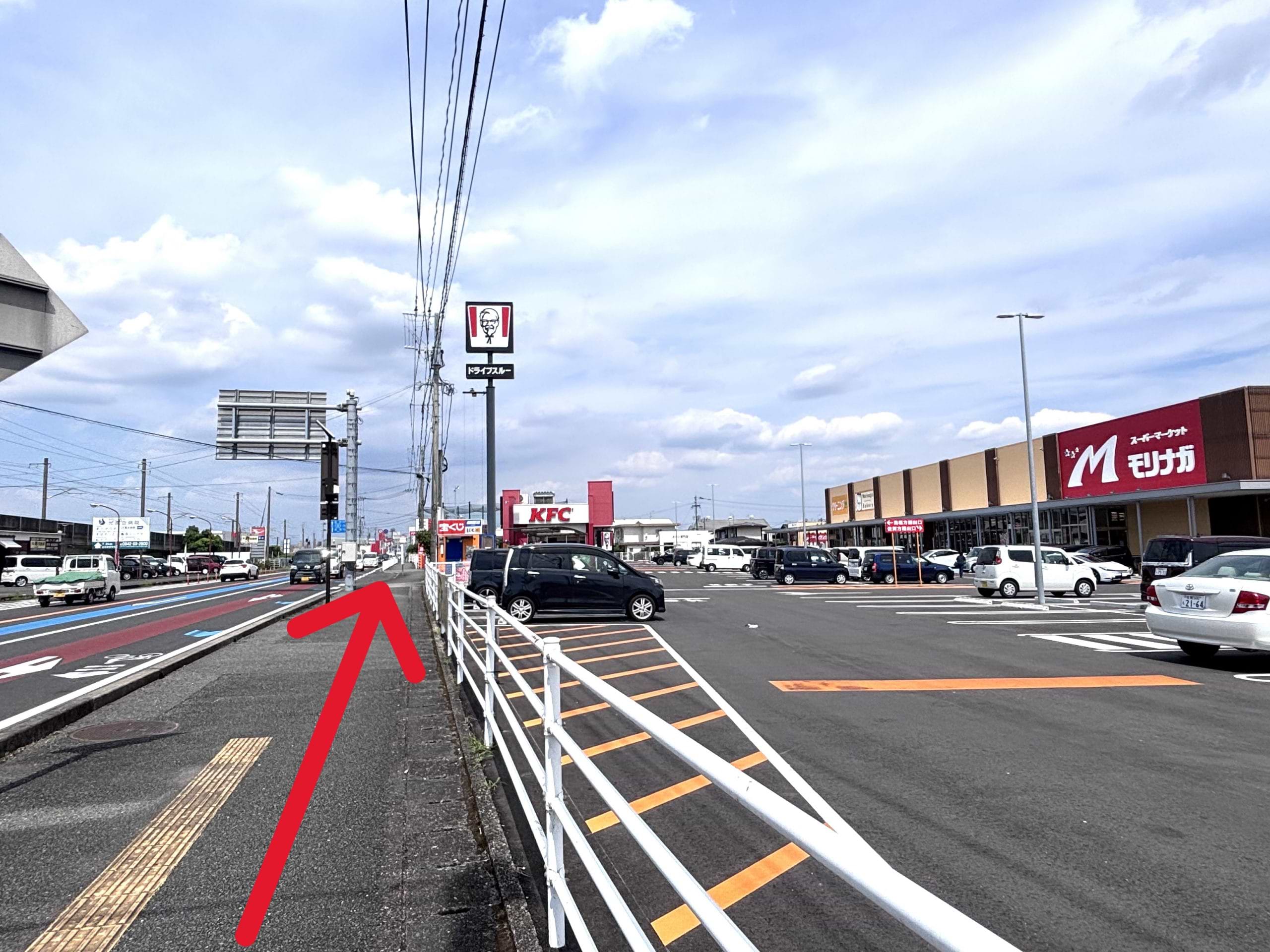 スーパーモリナガ吉野ケ里店を右手に、国道34号線を鳥栖方面へまっすぐ進みます