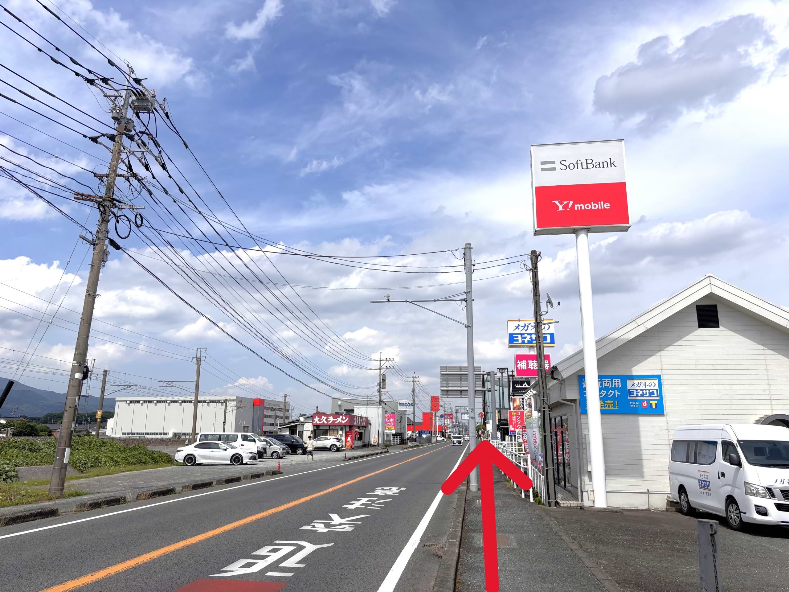 ソフトバンク吉野ケ里店を右手に、そのまま直進します
