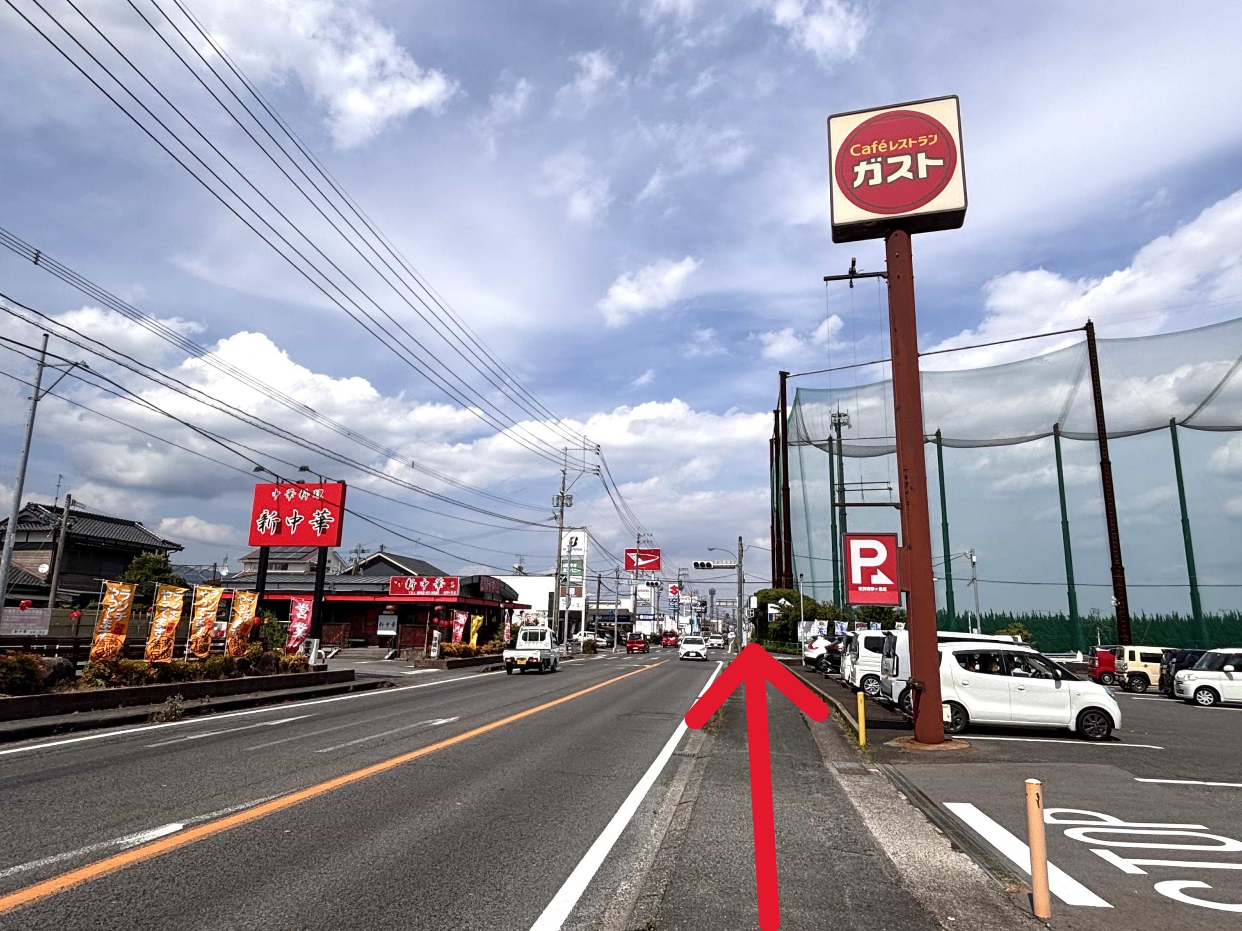 ガスト吉野ケ里店を右手に、さらに直進します