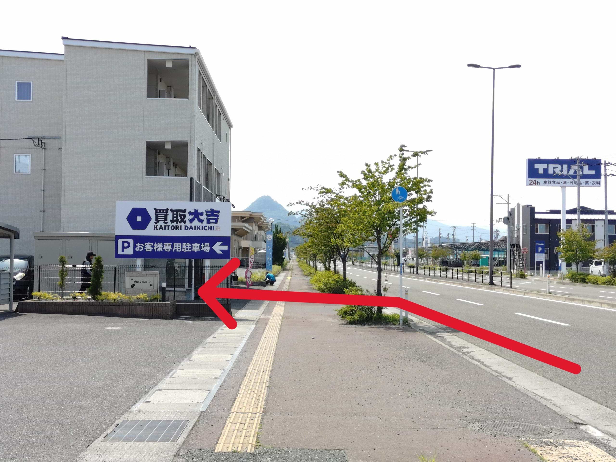 買取大吉の看板を目印に左折します