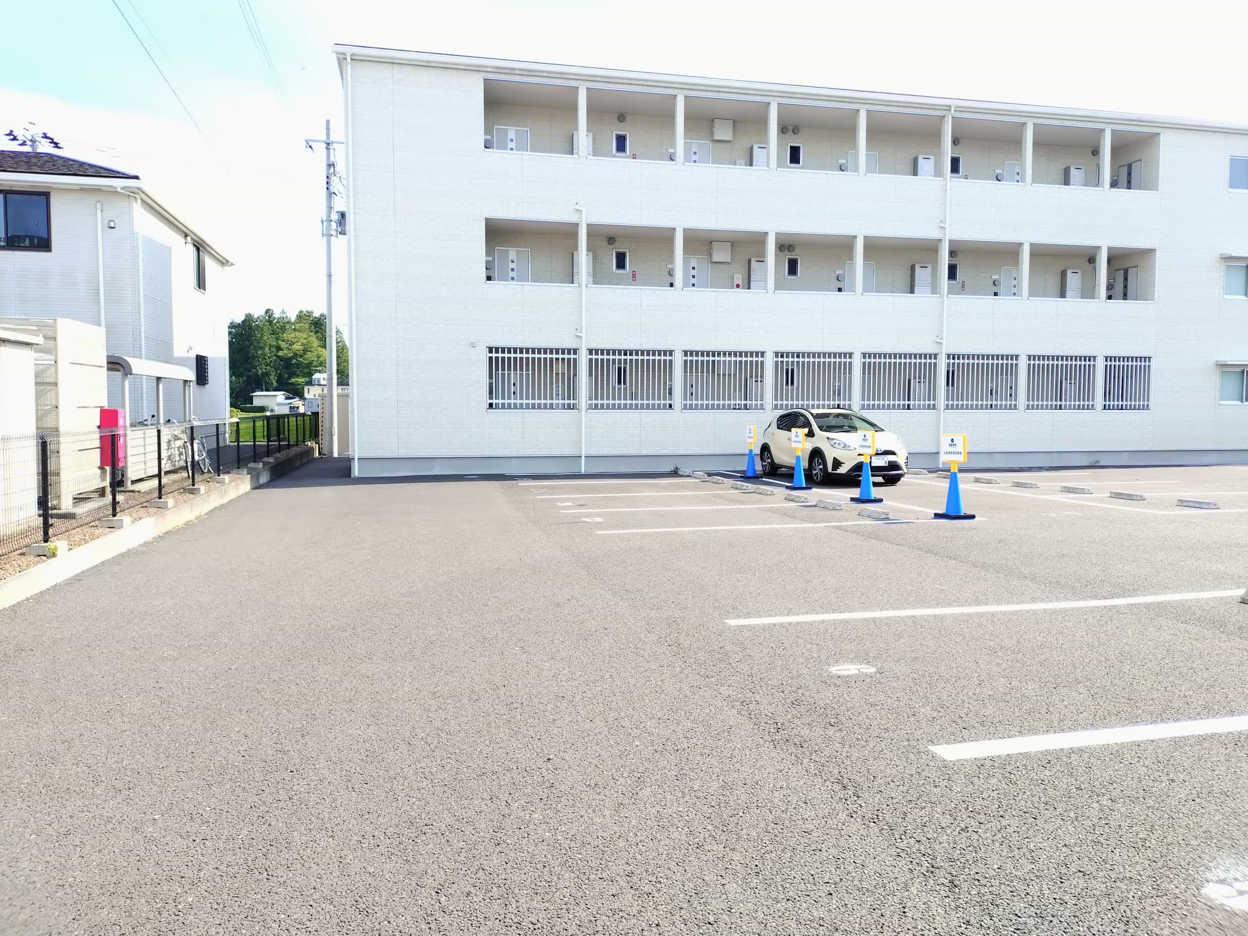 駐車場は買取大吉のカラーコーンがある4か所をご利用ください