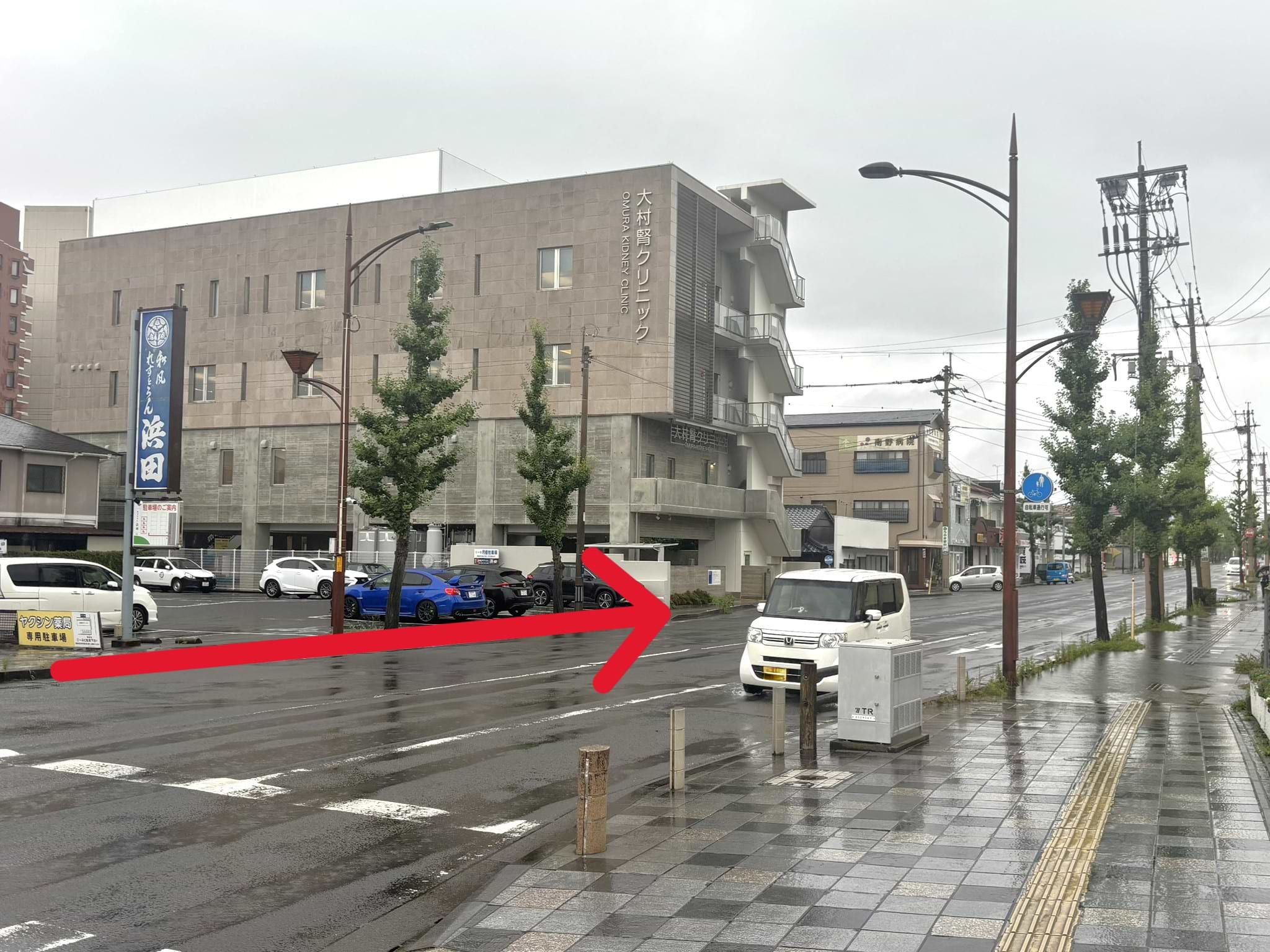 大村駅を背にして横断歩道を渡り、右手側、大村腎クリニック様方面へ進みます