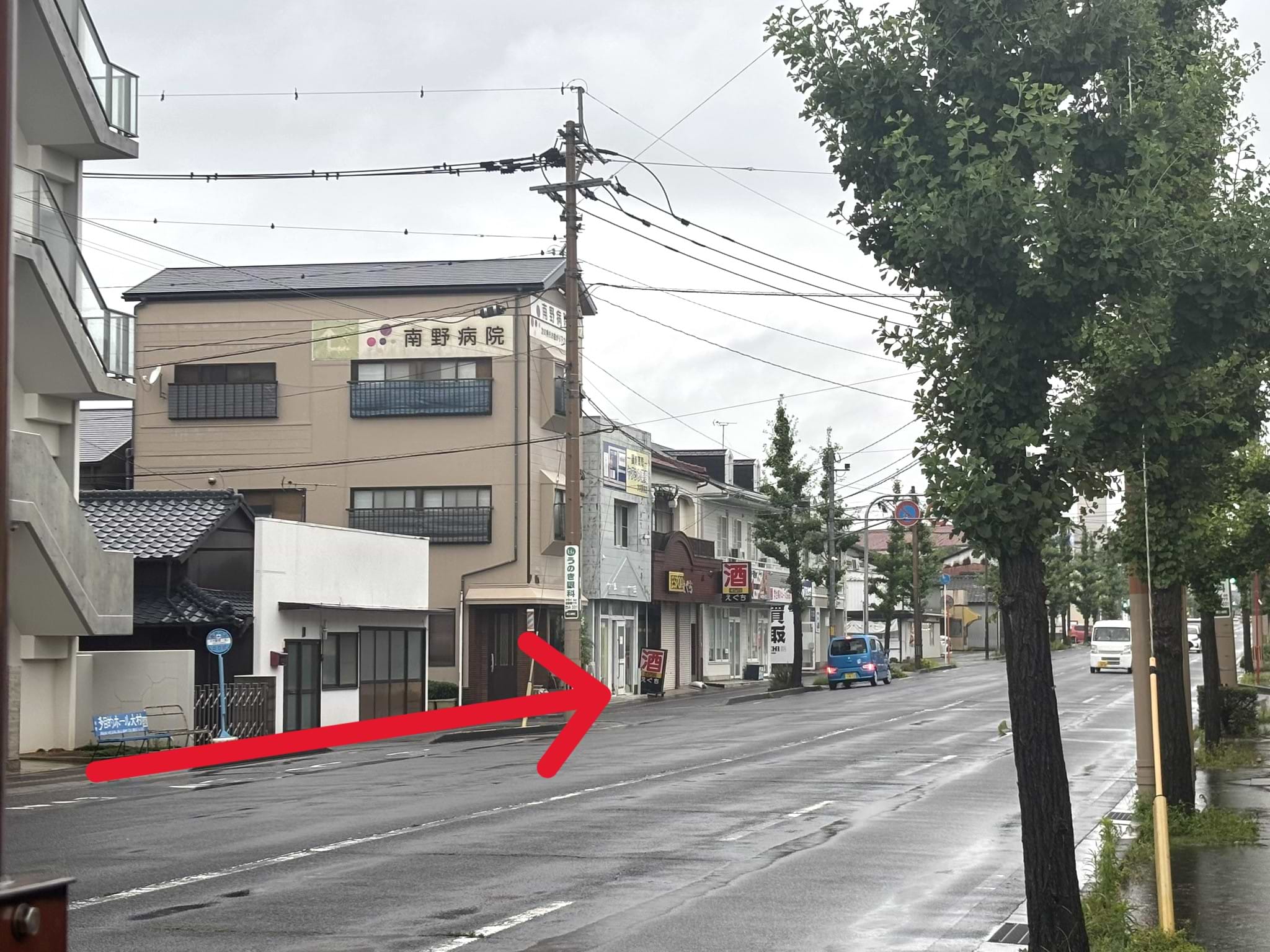 ドラッグストアモリ様を右手に、そのまま100ｍほど直進すると左手に当店がございます