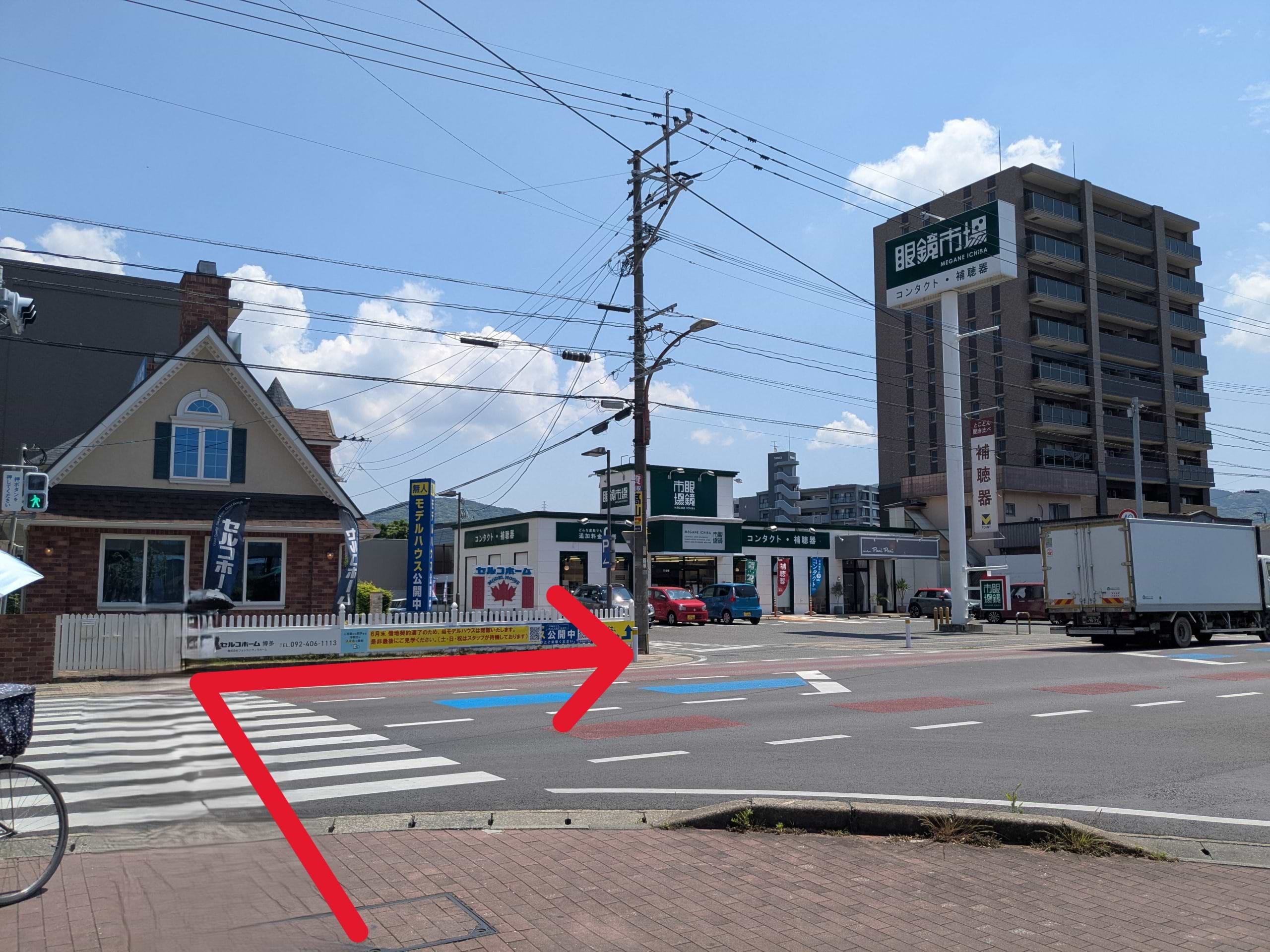 イオン大野城ショッピングセンターを左手に見ながら、眼鏡市場 大野城店の前の横断歩道を渡り、右折します