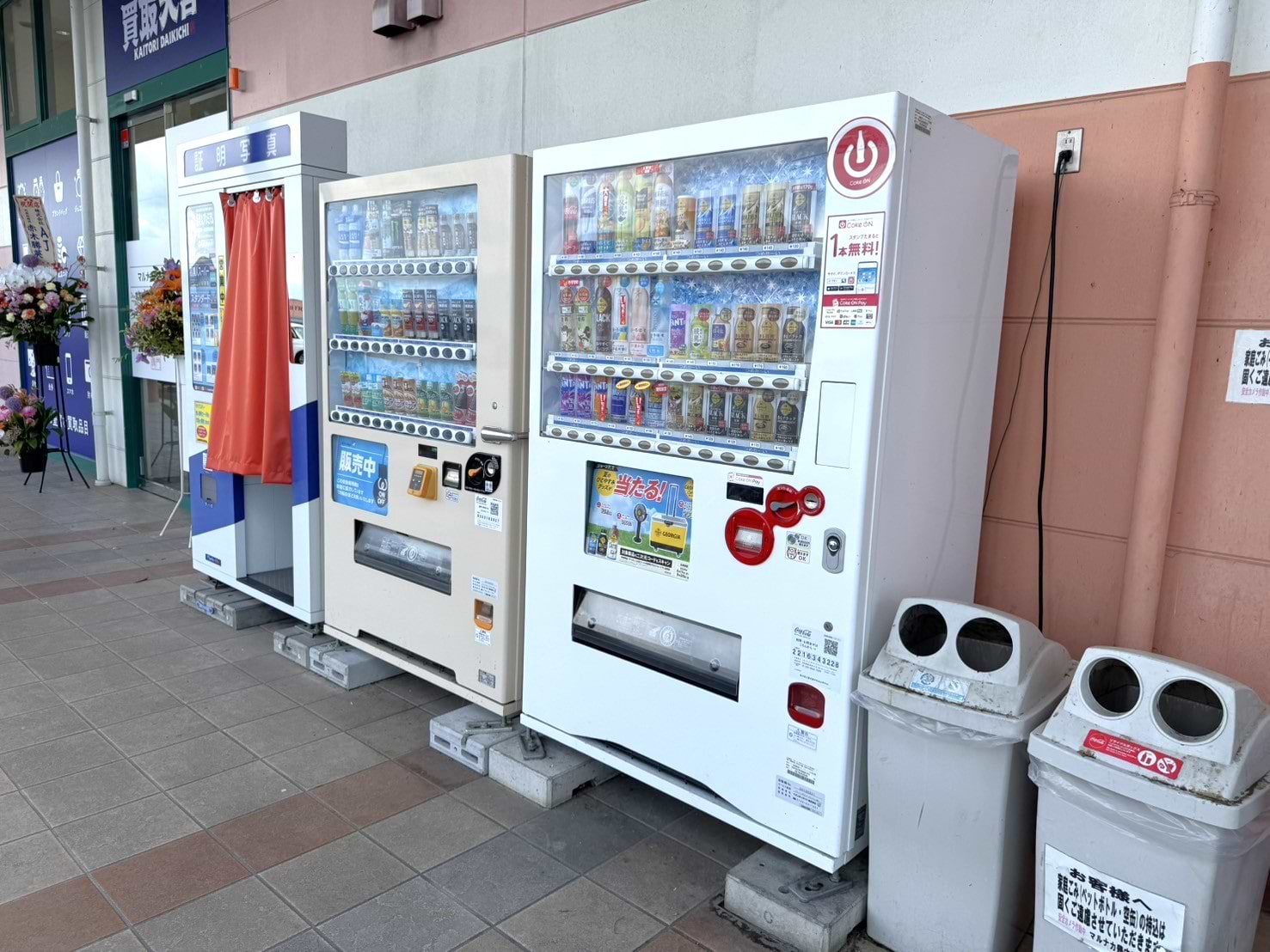 自動販売機を通過した先に当店がございます