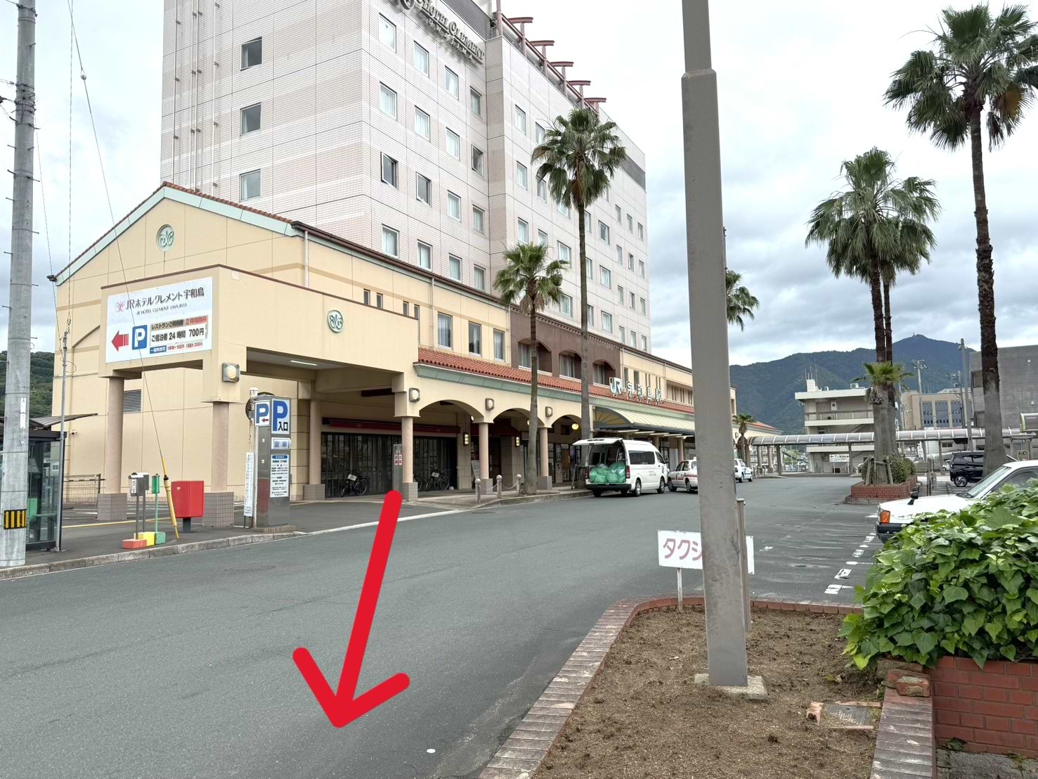 宇和島駅を出て、正面の闘牛・汽車に向かって進みます